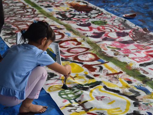 30mの大蛇を描く、好きな絵の具を好きなだけ使ったアート活動