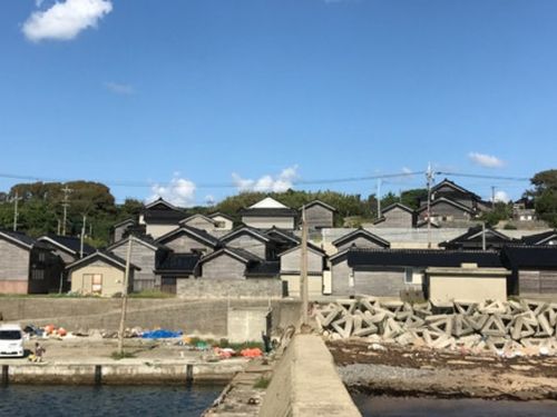 外海に面して窓がない独特の街並み。