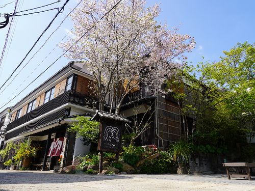 趣ある宿と、溢れる緑。春夏秋冬を愛でられます。