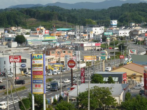 日常の買い物は市内の商業エリアで。