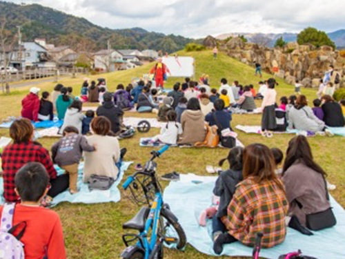 海を望み広々とした天然芝のある公園「阿蘇シーサイドパーク」です。