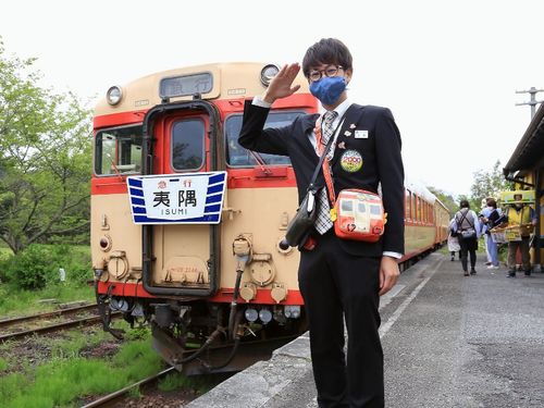 週末に運行している旧国鉄型車両でアテンダントとして乗務しています。お客様に丁寧におもてなしをしています。
