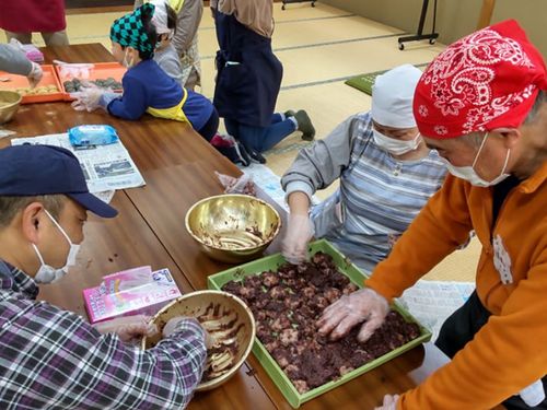 郷土料理のさといもおはぎを作る移住者交流会の様子