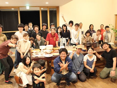 写っているのはほとんどが移住者！みんなでワイワイ交流