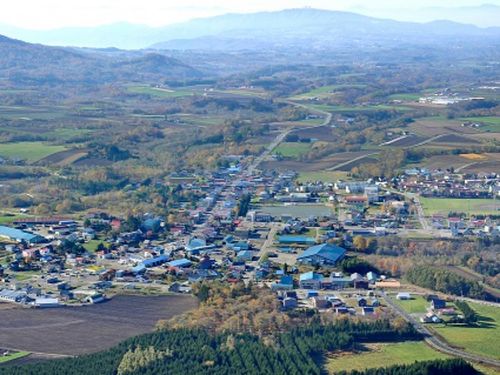 自然が多く、空気もきれいです。札幌へも車で1時間半と便利。