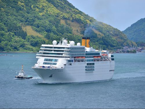 クルーズ船やフェリーも航行する日本海側拠点港舞鶴　バカンスは船で