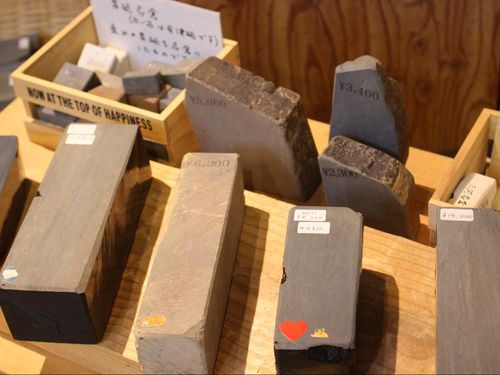 砥石の販売も大切な事業収入のひとつ