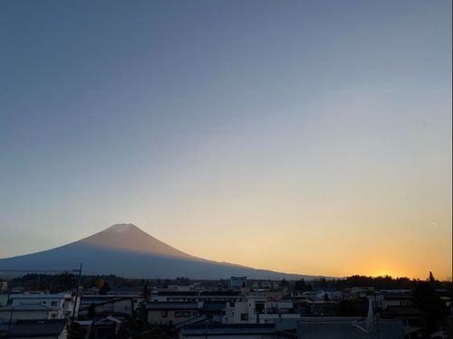 仕事中にふと見上げると見える富士山の美しさにいつも癒されます