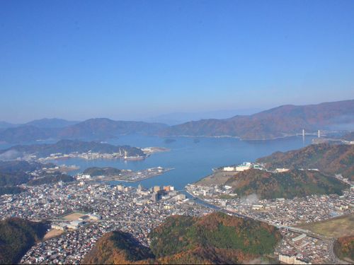 日本海側の港湾都市舞鶴　市内には約3,800もの事業所があります