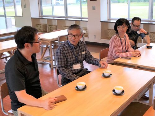 廃校した小学校をリノベーションした「きららの楽校」でのひととき　“学ぶ・遊ぶ・食べる・泊まる”施設は、移住者交流の場にもなっています！