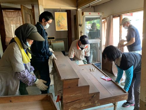絶対に使いたい木の販売台は壊れないようにみんなで運びだします。