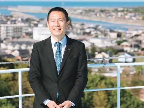 「しっかりサポートします！」とやる気を見せる地域振興課の軍神さん。