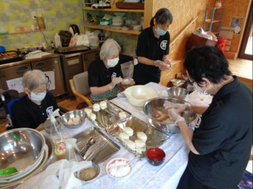 みんなで五平餅を作り！手際の良さにスタッフもびっくり！