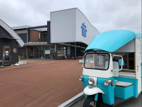水色がひときわ目を引く移動販売車TukTuk