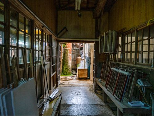 大正時代から稼働している手漉き和紙の工場
