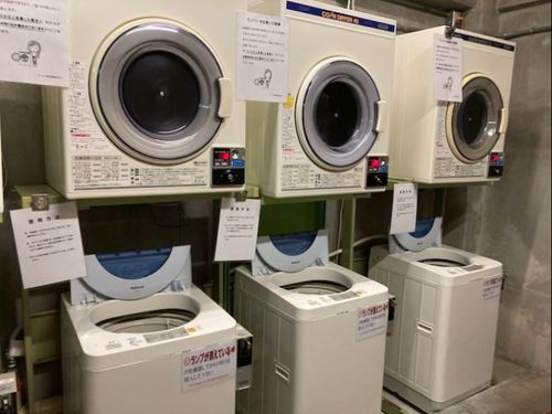 洗濯が必要な場合には施設内にあるコインランドリーで