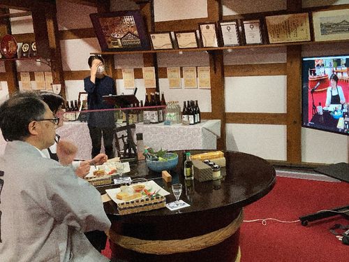 ふるさと食体験/ 市内の酒蔵で調理・中継しました