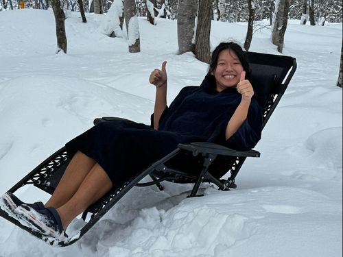 冬のテントサウナの後は、もちろん雪上で整います！！