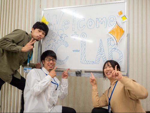 一緒に働くスタッフ仲間たちです！（左から岡島、齊藤、土居）