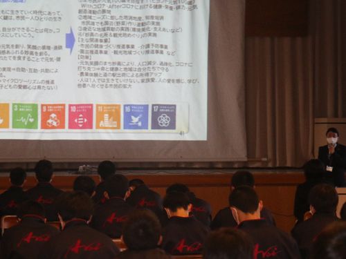 SDGｓを学ぶ中学生