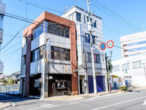 リノベーションする駅前のビルです。