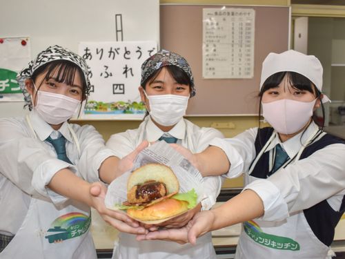生徒が発案した「海星バーガー」は、「第10回うまいもん甲子園」で準優勝に輝きました