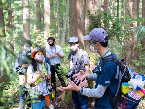 地域の方が現地で説明をしてくれている様子