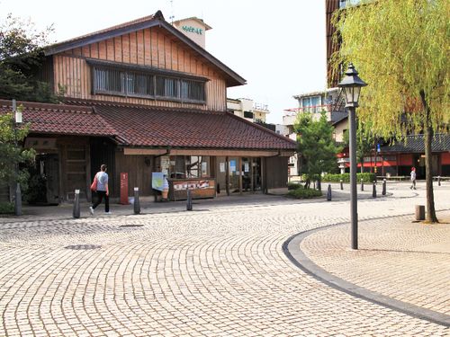 公衆浴場までは徒歩5分。地元民もよく利用する。