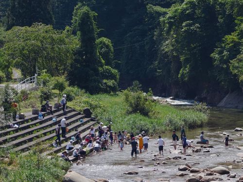 夏は川遊びで訪れる人も