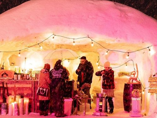 冬季にはそば祭りが開催されます。特産品のそば、巨大雪像アートで、皆様をおもてなし！