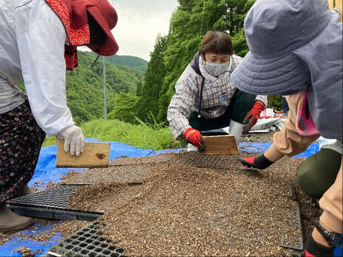 おかあさんたちと、手を動かしながらのおしゃべりが楽しいんです
