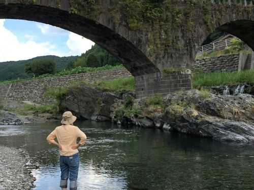 徒歩3分で川遊びできます