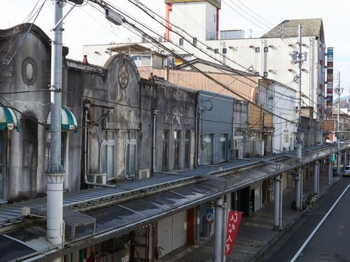 洋館式の店と看板が並ぶ異国情緒のある通りです