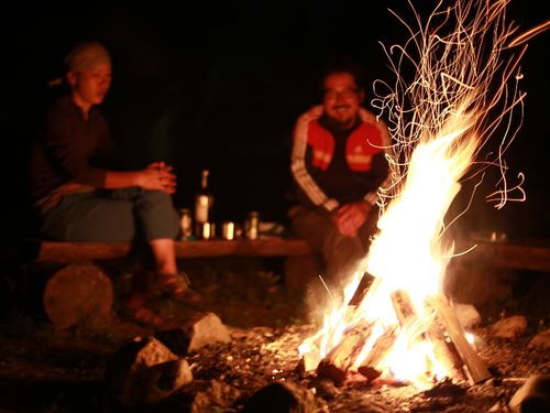 焚き火を囲んで町民と語り合うような一夜も…？