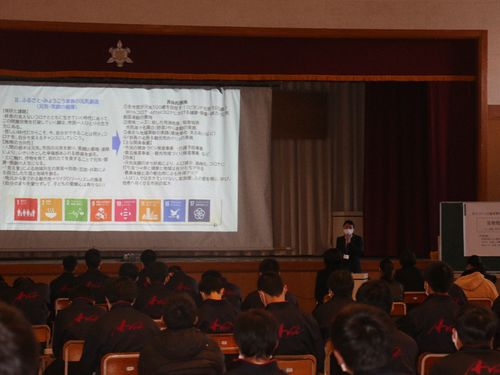 SDGｓを学ぶ中学生