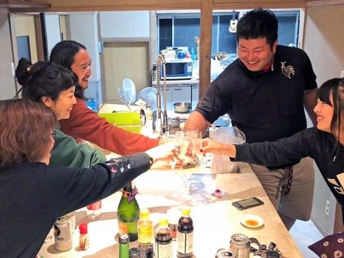 滞在物件にて、地元の若者との食事会