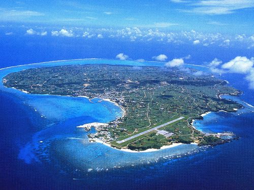 飛行機で着陸前には、こんなヨロン島の景色が眺められます。