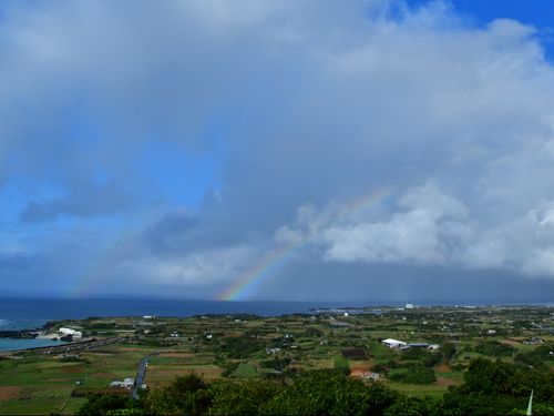 スコールのような通り雨のあとは、レインボーがかかります。