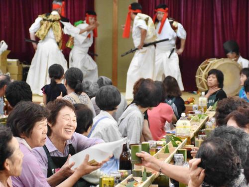 田植えの後に、集落全体の打ち上げとして行う「さのぼり」。準備などお手伝いをして一緒にごちそうを囲むプログラムなども