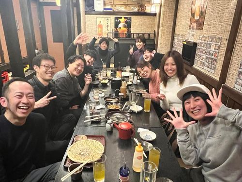 食卓囲んでご飯を食べることでみんなの距離感がグッと縮まります