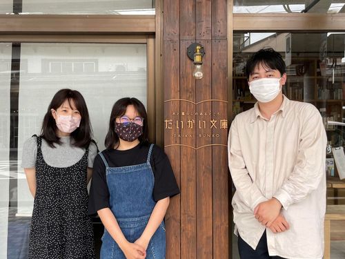 だいかい文庫のみなさん（右：代表/医師 守本先生）