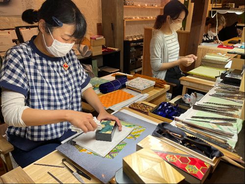 今井さん、福井さん日々修行中！麦わらを張るノリにはお米を使用しています。