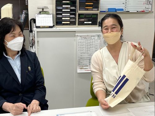 「本と温泉」で活動している先輩協力隊の松原さん(右側)　地域の方と相談しながらオリジナルグッズの構想中