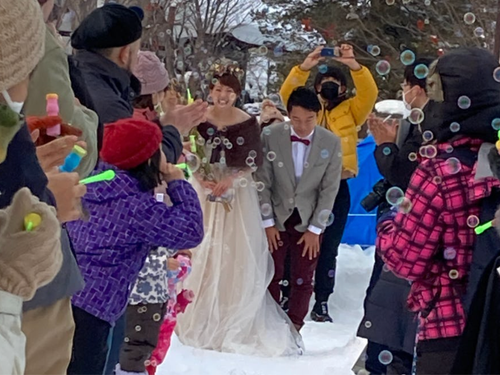 ウエディングプランナーを目指す高校生が課題研究の中で、移住してきた新婚さんの小さな結婚セレモニーを企画しました。集まった多くの町民が祝福した、あたたかな会となりました。