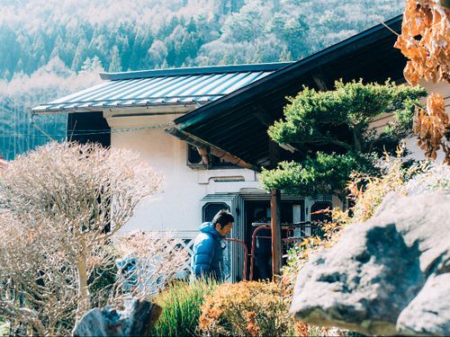 中庭には四重の重厚な扉を有した立派な土蔵と味噌蔵がL字に佇んでいます。中庭から蔵にかけての景色が素晴らしいのです！！