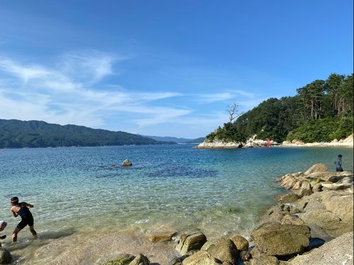 大槌の青い海。すぐ近くには山もある独特な地形。