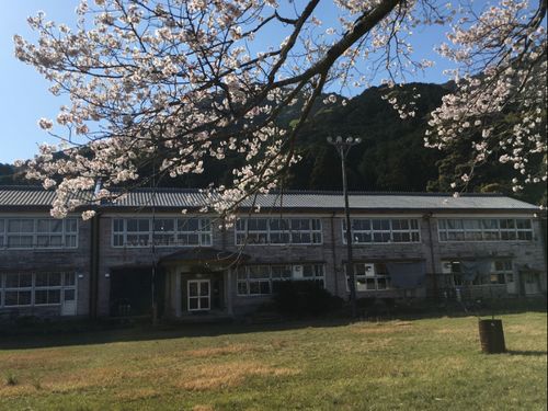 全国でも少なくなった木造の校舎が職場