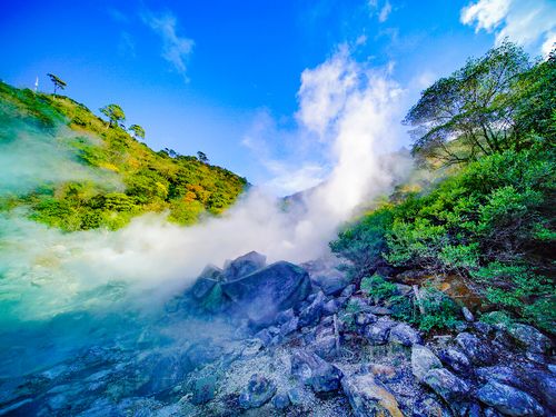 山の中腹、温泉が湧き出る八幡大地獄