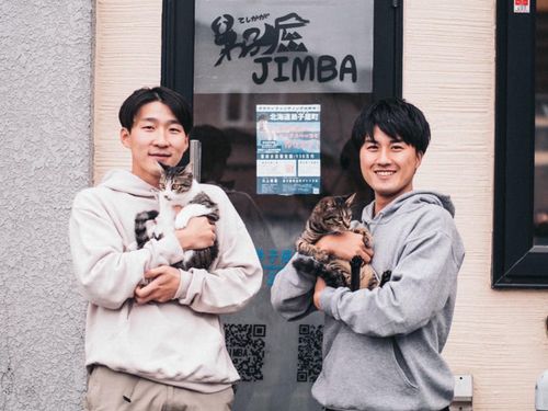隣町の弟子屈町にも仲間がいます！(左)映像制作の高橋くんと(右)アナウンサーの川上くん。