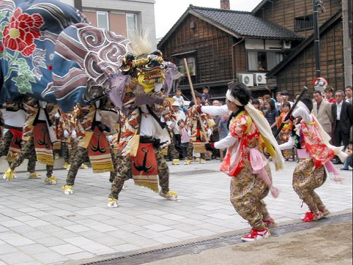 井波よいやさ祭り　獅子舞